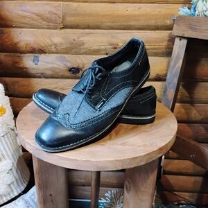 Classic Black Wingtip Oxfords with Brogue Detailing